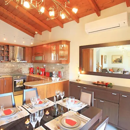 Senses Vilă Pouládes